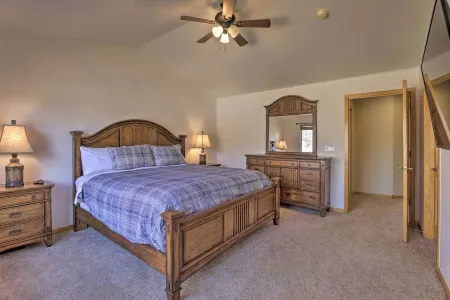 Luxury Town Home+Hot Tub! Mountain View, River/Lake front, close to Ski Resorts