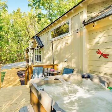 Modern Home with Hot Tub, Grill, Fire-pit and Zip Line