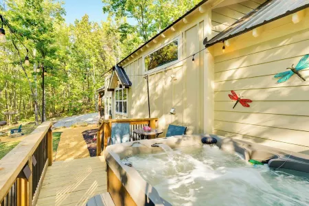Modern Home with Hot Tub, Grill, Fire-pit and Zip Line