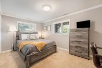 Updated 4bdr with VIEW of Flat Irons & hot tub. Hotels near Brass Armadillo Antique Mall - Denver