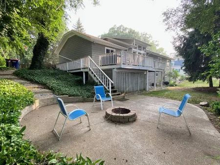 Large Modern 3 Bedroom Home w/Lake Views, Decks Galore and Firepit