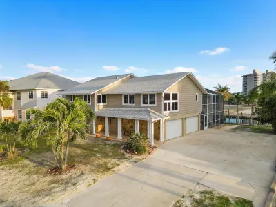 Bonita Beach Waterfront Paradise Отели рядом с достопримечательностью «Бич Роуд Плаза»