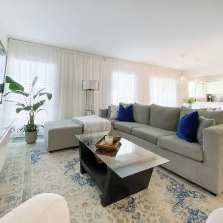Luxury Pool Home for 10– Near ASU & Airport - BBQ -