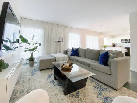 Luxury Pool Home for 10– Near ASU & Airport - BBQ - Continental Breakfast Отели рядом с достопримечательностью «Painting with a Twist»