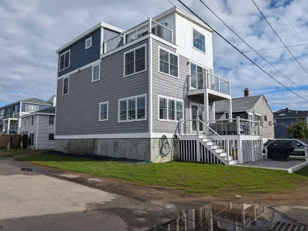 Spacious 6 BR, 4.5BA with water views across street from beautiful Wells Beach
