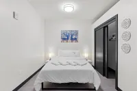 Designer Luxe 1BR in Historic West Town/Fast WI-FI
