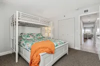 Heated Pool! 3min walk to the beach! Gorgeous Intercoastal Views!