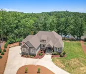 Lakefront 5 bedroom- Firepit, Bar, Screen Porch, Bunkroom! Hotels in der Nähe von Carowinds