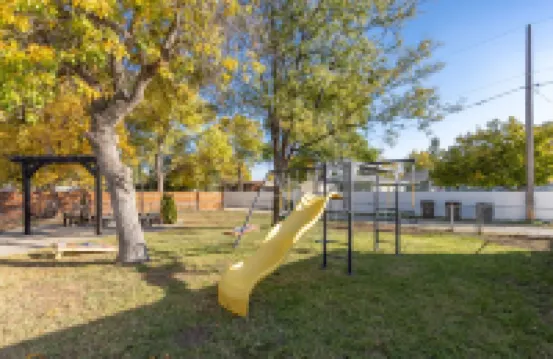 Enjoy the Hot Tub and Gas Fire Pit in This 5 Bedroom 2.5 Bath House