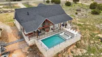 On The Rocks PK: Beautiful 5 Bedroom 3 bath home with pool and hot tub