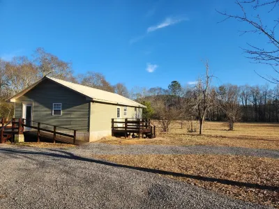 Cabin on the river. 300 feet of waterfront and fishing. Weiss lake 5 mins away.