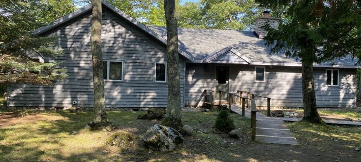 Cozy beachfront cottage in Harbor Springs/Good Hart/M-119/Tunnel of Trees. Hotels in Emmet County