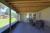 Spacious home with Pool Table 10 minutes from Beaches and Speedway