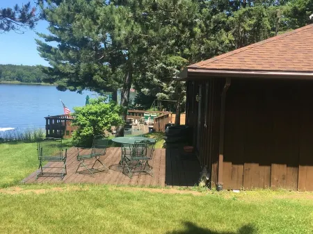 Waterfront 3 Bedroom Cottage on Beautiful Lake Nokomis Отели в г. Lincoln County