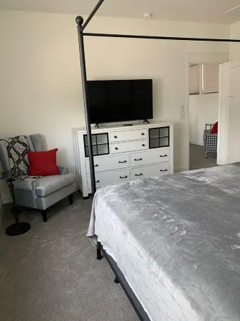 Contemporary home close to Отели рядом с Litchfield