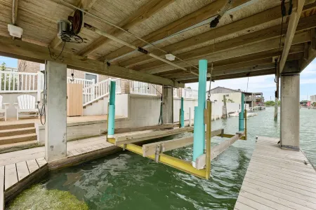 Waterfront 4-bedroom Private Single-family House/Villa Отели в г. Порт Исабел