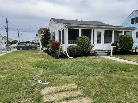 Pet-Friendly Cottage 1 Block to Beach Bay AccessDM SPECIAL SPRING PRICES