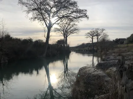 La Casita Verde Blanco on the banks of the river