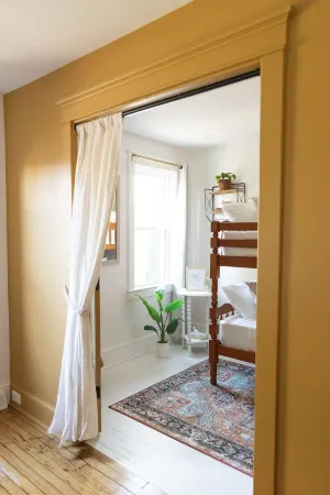 Elegant townhome with a Hot Tub for couples and small families - Lancaster City