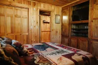 3 BR Black Bear Lodge on Pine Creek w/ Hot Tub