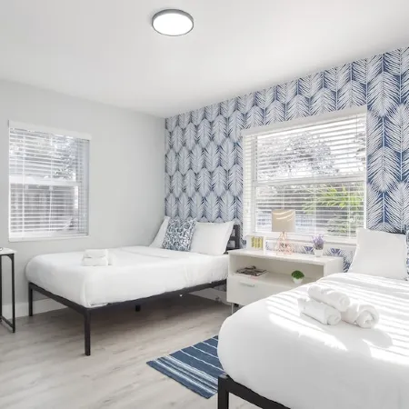 Super Modern ~3 miles to Beach~ Large Yard/Patio & BBQ Отели в г. Халландейл Бич