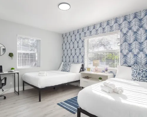 Super Modern ~3 miles to Beach~ Large Yard/Patio & BBQ โรงแรมในฮาลเลนเดล บีช