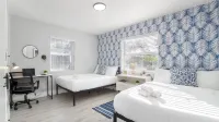 Super Modern ~3 miles to Beach~ Large Yard/Patio & BBQ