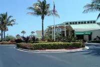 Tropical Decor Condo, Golf, Tennis, New Rec Center and Minutes to Private Beach.