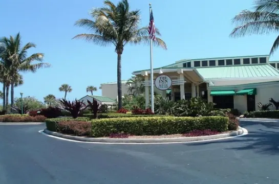 Tropical Decor Condo, Golf, Tennis, New Rec Center and Minutes to Private Beach.