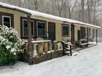 Cabin with private lake access on Cedar Cliff Lake