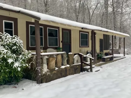 Cabin with private lake access on Cedar Cliff Lake