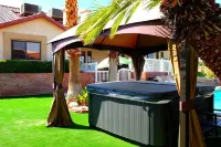 Vintage Vegas Oasis: Pool & Spa, 15 mins to Strip Hotels near Rampart Commons