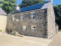 5 Star Coachmans cottage. Built in the mid 18th Century. Hotels near The Dark Hedges