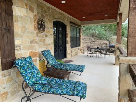 La Hacienda Rio on Medina River - Tranquility Life