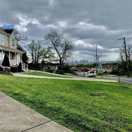 6 MINUTES FROM DOWNTOWN FAMILY STYLE HOME