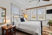 N Shore Bungalow-Close to St Joe, beaches, golf, wineries, 45 min to Notre Dame