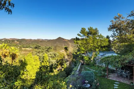 Topanga Canyon Retreat - 3BR/3BA with Deck, Views and Herbal Room