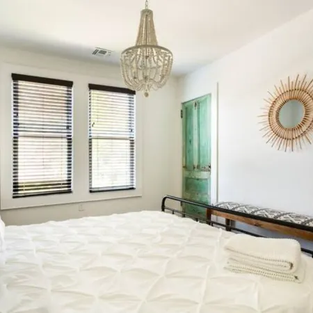 Renovated Townhouse Walk to All