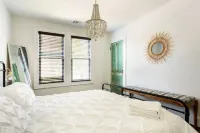 Renovated Townhouse Walk to All Hoteles en Greenport