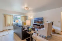 Cozy modern 2BR w/ workspace near Main St