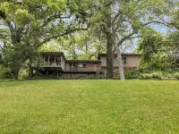 New!!! Luxury Riverfront Oasis with Gorgeous Oaks and Ping Pong Table! Hotéis em Seguin