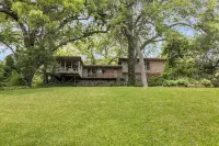 New!!! Luxury Riverfront Oasis with Gorgeous Oaks and Ping Pong Table!