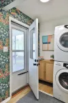 THE GOOD PLACE - Uptown Westerville's Premier Vacation Home - Colorful & Cozy