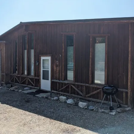 Annie Oakley's Outpost - Large 1-Bedroom in the Heart of Challis