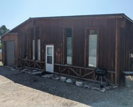 Annie Oakley's Outpost - Large 1-Bedroom in the Heart of Challis Hotels in Custer County