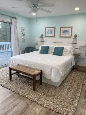 3Bd 3ba Island Oasis                 Beach Front with a Dock-Perfect Event Space