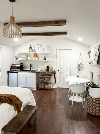 Serene & Cozy Bungalow with 1 bedroom and WiFi, AC in peaceful Kernersville