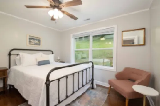 3 Mins to Ski Hatley Pointe! Inviting Mtn Retreat! Fire Pit+WiFi~Near Avl