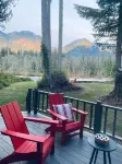 Stunning 3 bed Skykomish Riverfront Cabin with breathtaking views
