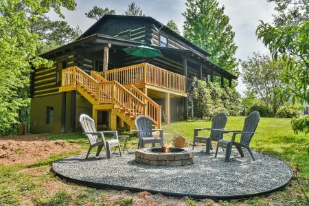 Classic Log Cabin 15 minutes to downtown Asheville-fire pit, pond, fireplace